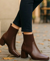 Comprar bota feminina cano curto knit marrom em couro elegante com salto bloco confortável para inverno urbano e looks sofisticados em promoção AREZZO